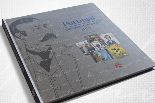 Livro de capa cinzenta, com ilustração de homem de fato e óculos, intitulado de “Portugal em selos de 2018”.